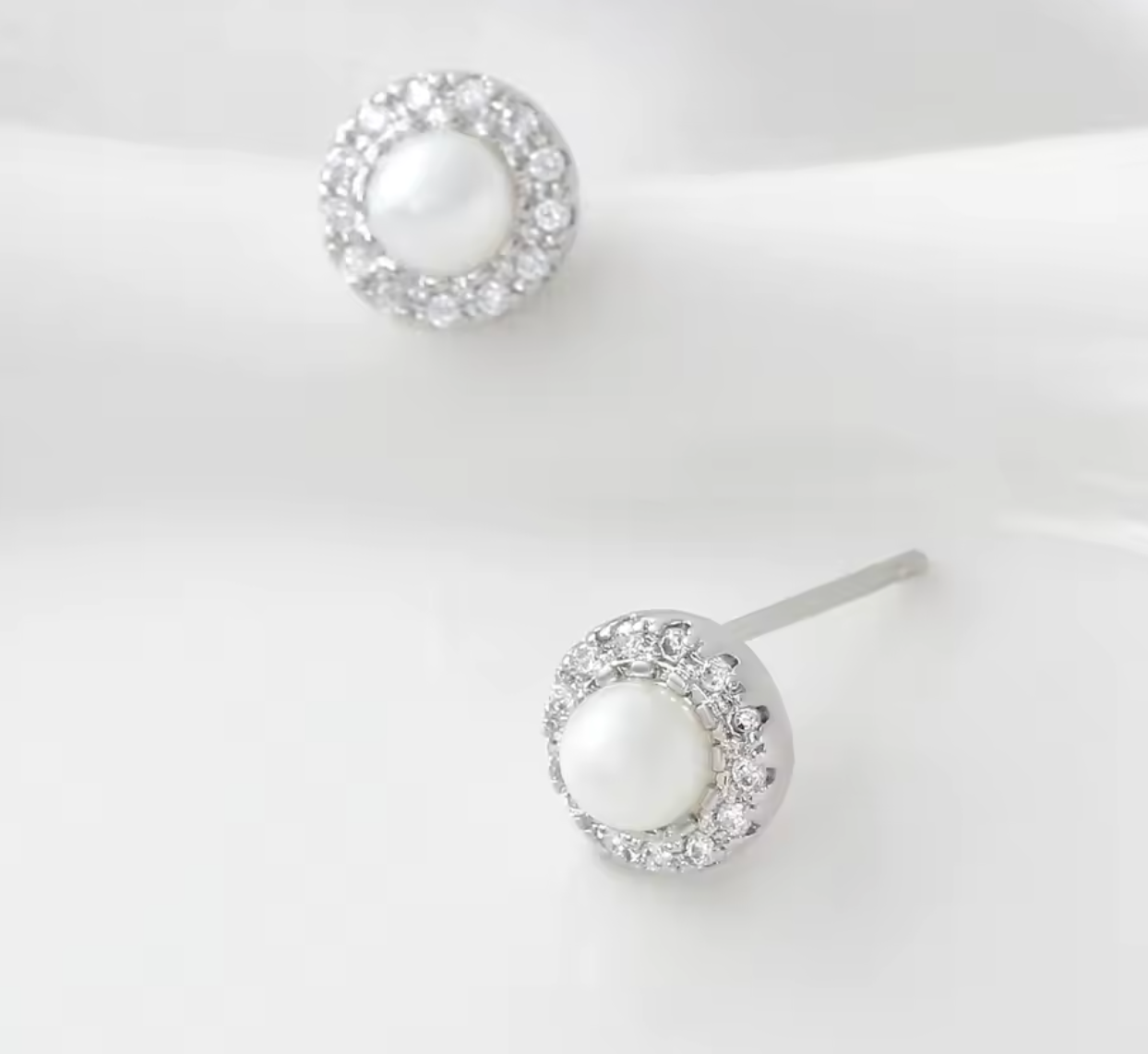 Luvéno Silver Stud Earrings