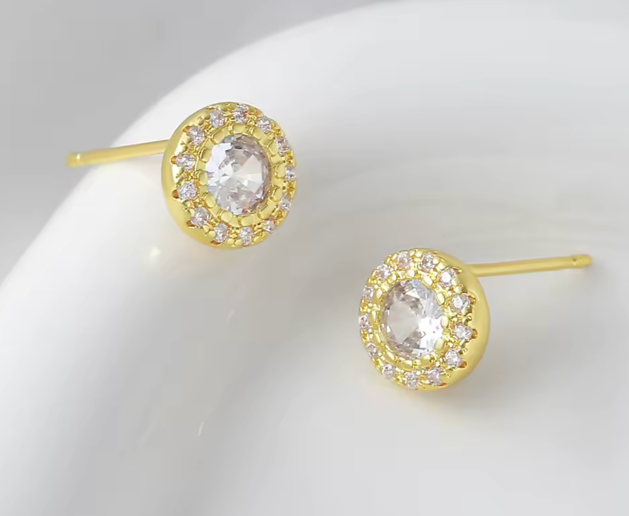 Luvéno Diamond Stud Earrings