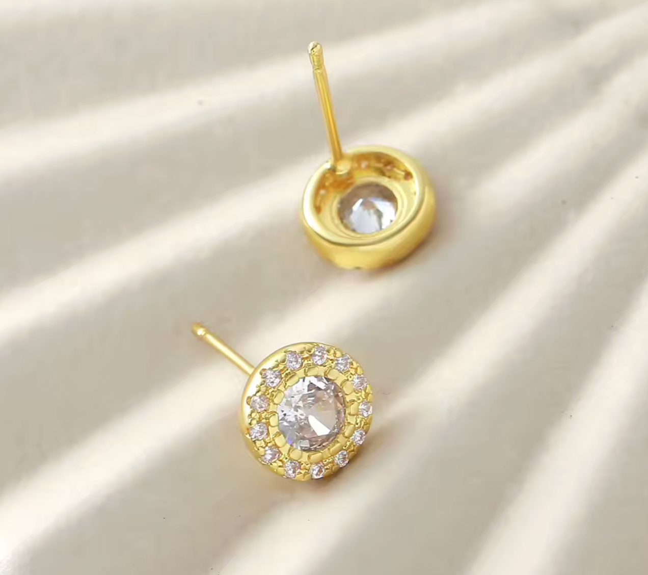 Luvéno Diamond Stud Earrings